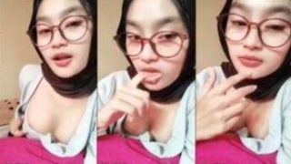 Cewek Hijab Cute Ludahin Toket Mungilnya Si Ukhti Binal